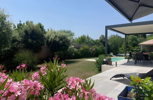 Cabrieres-d'Avignon Villa | Villa 'Mas Mayflower' with Mountain View, Wi-Fi, and Air Conditioning