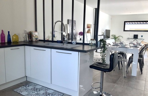 Avignon Villa | VILLA MODERNE. AIR CONDITIONED. SWIMMING POOL. BARBECUE. NO VIS A VIS. OPTICAL FIBER