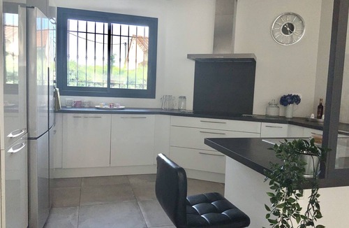 Avignon Villa | VILLA MODERNE. AIR CONDITIONED. SWIMMING POOL. BARBECUE. NO VIS A VIS. OPTICAL FIBER