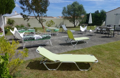 Loix Villa | Villa on 1100m2 plot enclosed by walls very quiet location East West