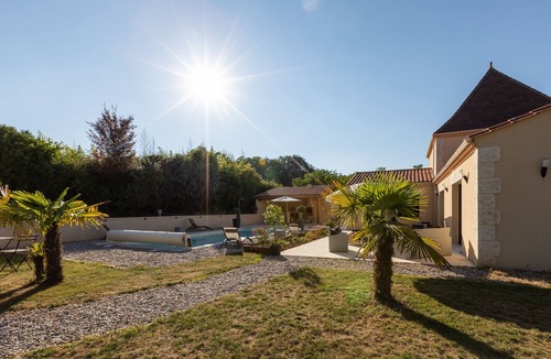 Sarlat-la-Caneda Villa | Villa Sarlat, air-conditioned, 3 bedrooms, heated swimming pool, pool house .