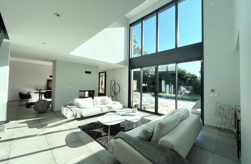 Cestas Villa | Villa Soléa*Family villa with swimming pool, large garden for 10 people in Pessac