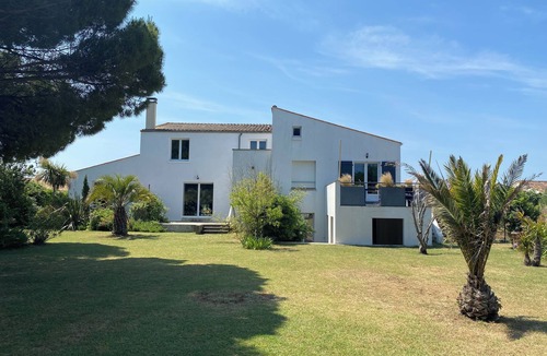 La Bree-les-Bains Villa | Villa with park and beach view at the end of the garden.