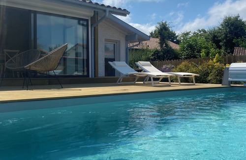 Leon House | Villa with swimming pool, close to the lake/ocean and walking distance to the village