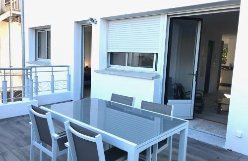 La Rochelle City Centre Apartment | Vue Superbe sur Tour de la Lanterne T2 avec Terrasse Remparts 2