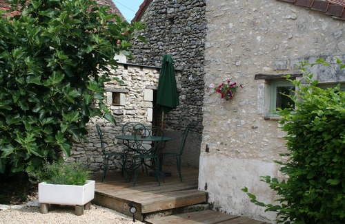 Pleumartin Cottage | Walnut Lodge, charming holiday Gite in central rural France