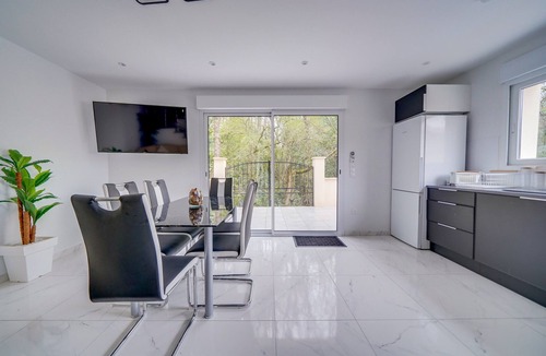 Fronsac House | Warm, new 90m2 house 5 minutes walk from the town center