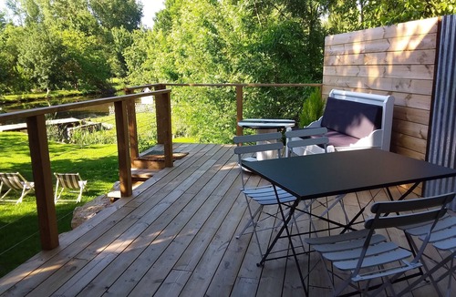 Le Vanneau-Irleau Apartment | Waterfront cabin