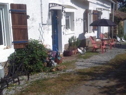 Saint-Germier Bed & Breakfast | white house