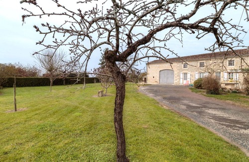 Berneuil Villa | Wonderful private villa for 4 guests with WIFI, TV, terrace and pets allowed