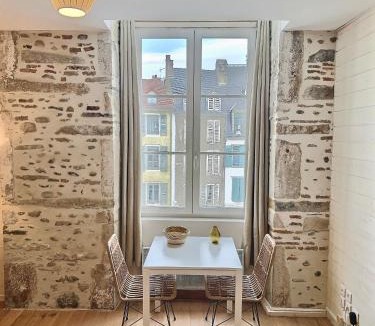 Centre Ville Apartment | WonderHost, bois et pierre en cœur de ville