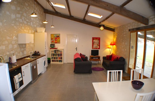 Saussignac House | Workshop Conversion - within a vineyard, views, pool, wifi, bikes & games-room