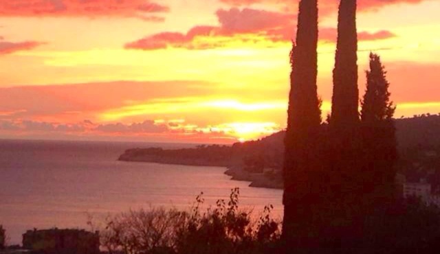 Apt 2 bedrooms air-conditioned Cassis. Terrace with sea view, Parking. Beach village on foot