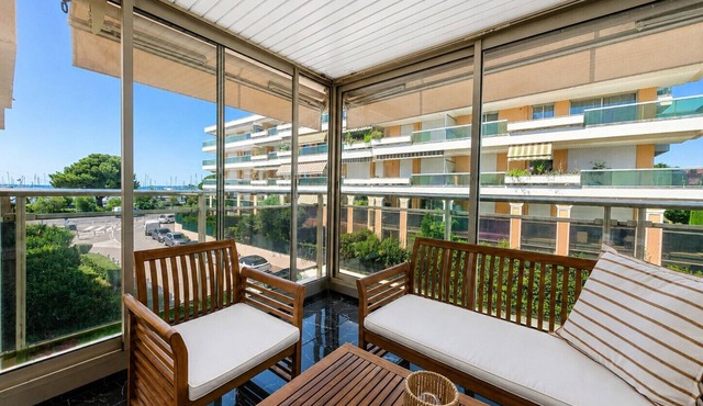 Apt for 6 Guests with Sea & Marina Views – 10 Min from Nice