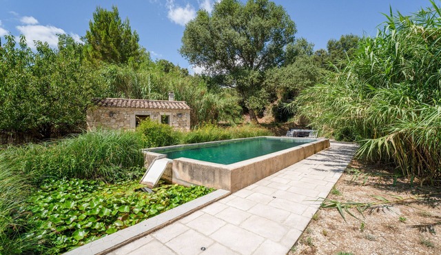 'Bleue' Room with Shared Pool, Wi-Fi and Air Conditioning