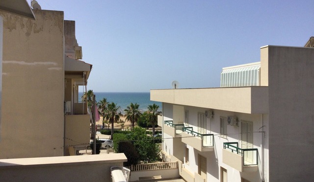 Chic apartment with sea view and balconies. 5 minutes to the beach with garage