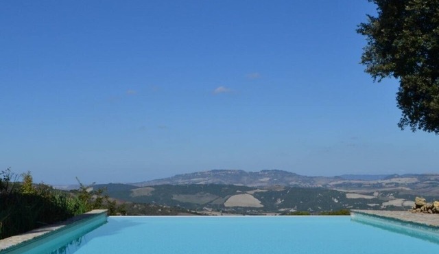 Holiday, where Tuscany is still authentic. 16th c. Villa, Infinity pool: Quercia