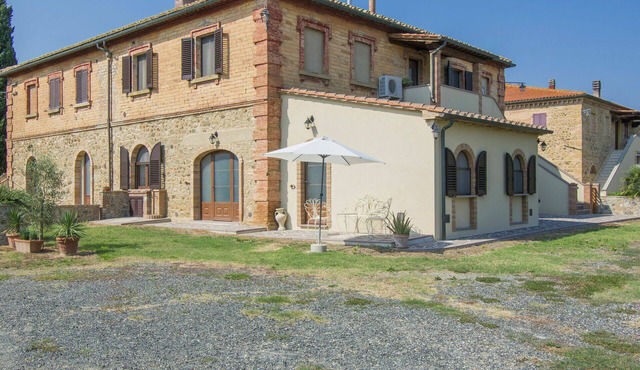 Nice apartment in villa for 7 people with WIFI, A/C, terrace and pets allowed