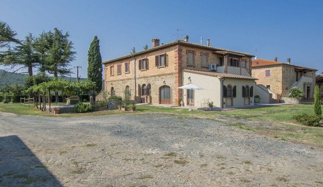 Nice apartment in villa for 12 people with A/C, WIFI, TV, patio and pets allowed