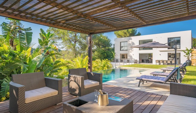 Prestigious Villa with Heated Infinity Pool, Spa & Cinema, private chef, yacht