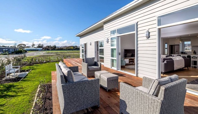 Three on Wilson | Modern 4BR, Seasonal Communal Pool Access & Walk to Town