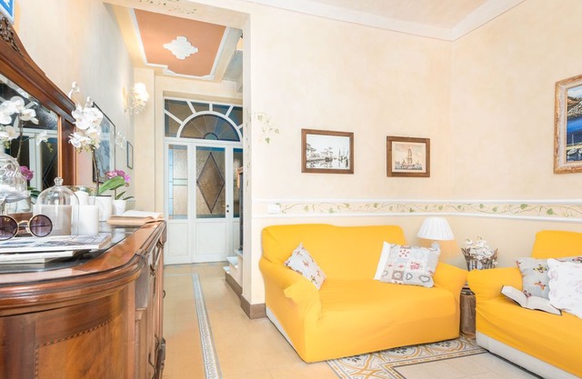 3 floor Liberty-style house just 200m from the beach.