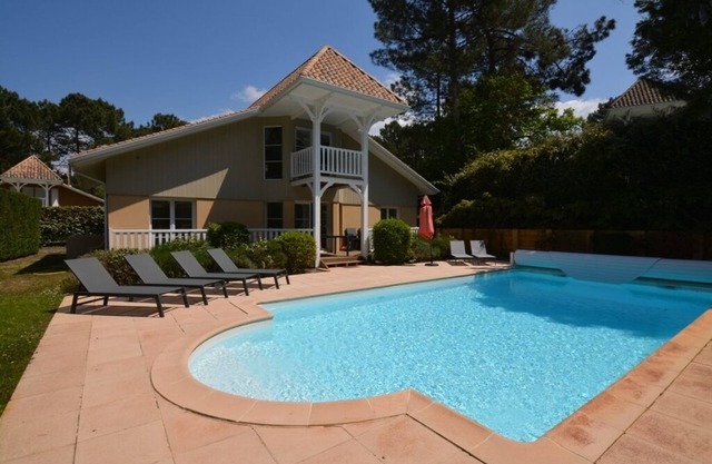 4-bedroom air-conditioned villa with private heated pool on the golf course
