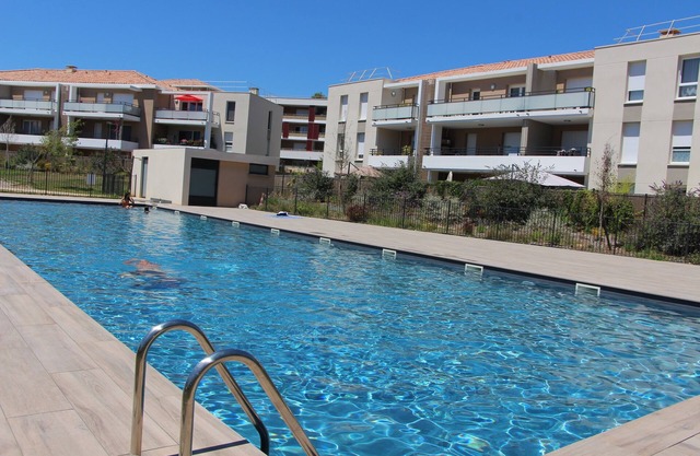 5-person apartment facing the Nouvelles Terres savannah with swimming pool.