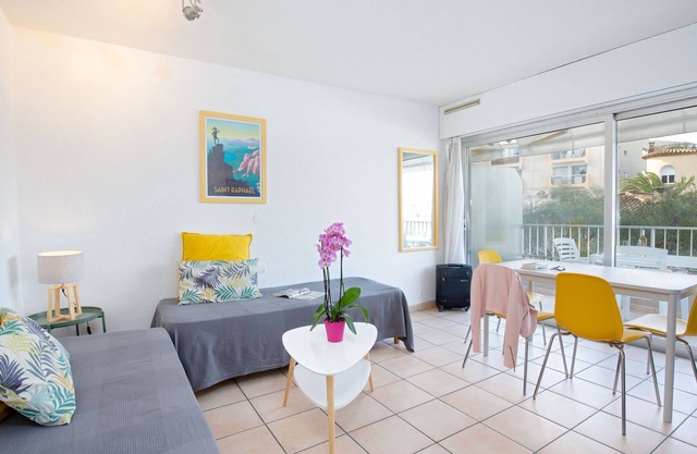 Air-conditioned studio for 2, near beach and shops, WiFi