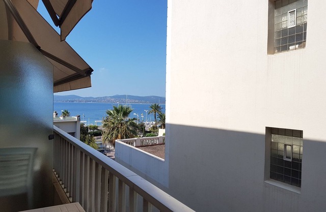 Air-conditioned studio near beach and shops, balcony, parking, linens, and wifi available