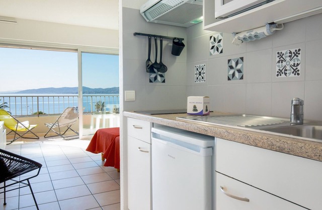 Air-conditioned studio for 2 near beach and shops with balcony and wifi in Saint-Raphaël