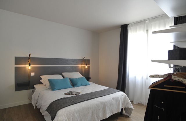 APARTMENT - CHARM AND COMFORT - WITH TERRACE IN RESIDENCE IN QUIET JONZAC