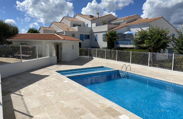 Appartement 2* avec piscine, balcon et parking, à 1,5 km de la plage de Nauzan, proche centre-ville - FR-1-539-10