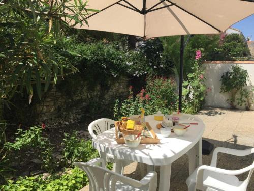 Appartement avec Terrasse Arborée à Saint-Martin-de-Ré, Proche Port et Commerces - FR-1-544-8