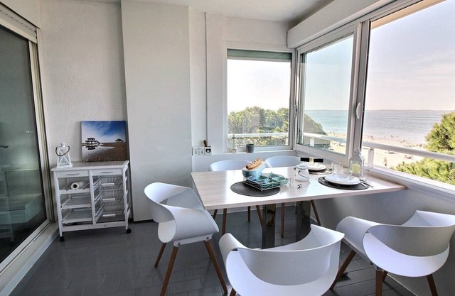 Arcachon center, renovated T3 with secure parking, direct beach access