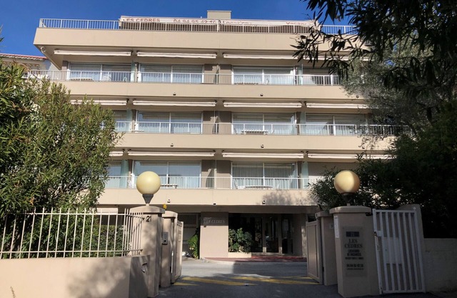 Beachfront City Center Apt - 2 Rooms, Balcony, A/C, WiFi, Close to Shops and Beach