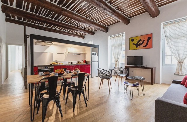Beautiful and large bright apartment ideally located on the Old Port