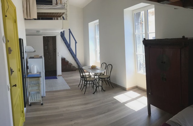 beautiful apartment center historic heart of Bordeaux