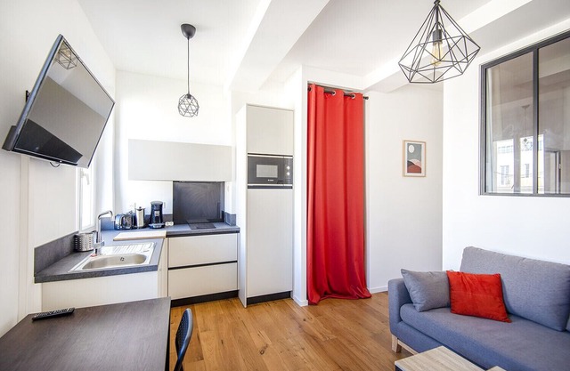 Beautiful BRIGHT apt with view on the OLD PORT