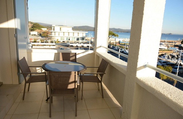 Beautiful T2 apartment on 1st floor on the Port of La Londe Les Maures