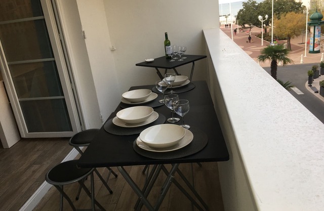 Central Arcachon Apartment with Sea Views, Parking & Balcony, Steps from Beach & Shops