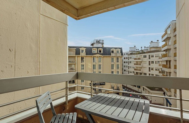Central Studio with Pool Access and Sea View in Biarritz