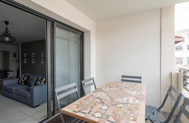 "Charming 2BR Apartment in Arcachon Centre with Parking, Balcony & Modern Amenities"