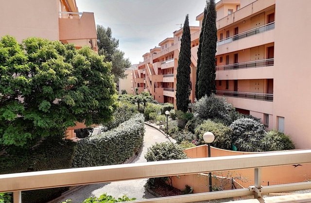 Charming T2 with Large Terrace, Near Beach and Shops in La Favière, Bormes-les-Mimosas