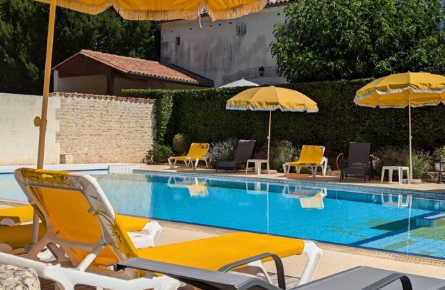 Charming Vineyard Cottage with Pool, Garden & Modern Amenities in Saint-Cybardeaux