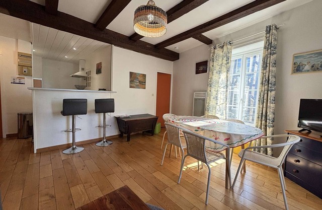 Colorful 3-room apartment, sleeps 6, La Rochelle center