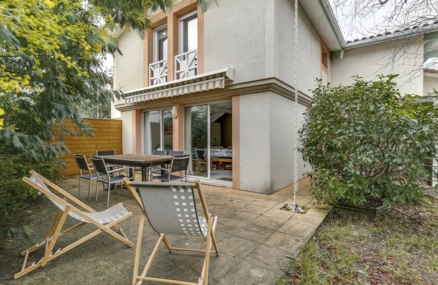 Cozy Duplex for 4 with Enclosed Garden, Quiet Area, Near Beach