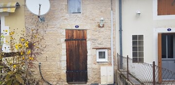 Homely, Comfortable 2-Bed Stone Cottage in Ruffec in Ruffec