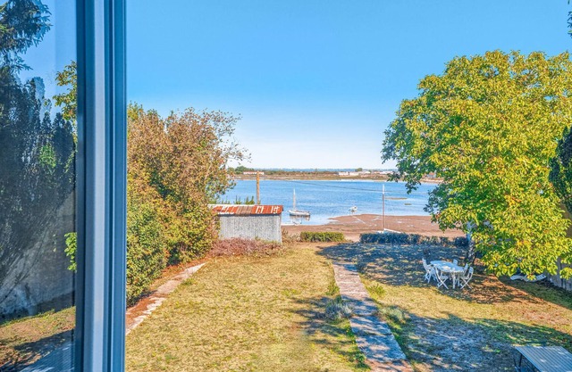 Located in Bourcefranc-le-Chapus, a stone's throw away, this spacious vacation home welcomes you.
