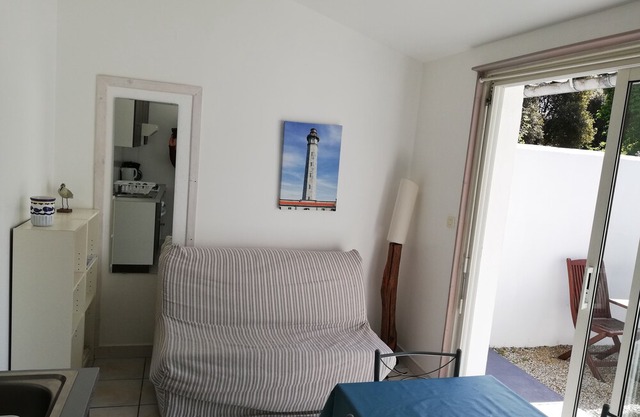 LODGING FOR 4 PEOPLE, 2 BEDROOMS, PRIVATE PATIO, HEATED SWIMMING POOL, PRIVATE PARKING